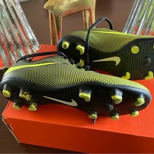 Nike boys 3.5Y cleats
